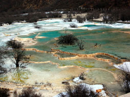 黄龙五彩池冬季景色