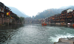原始洪荒梵净山，云梦天门山，千年芙蓉镇+夜色凤凰5日观光之旅(特别安排网评五钻皇冠假日酒店、丰富景点)
